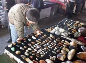 和田料市场卖料看抢石头