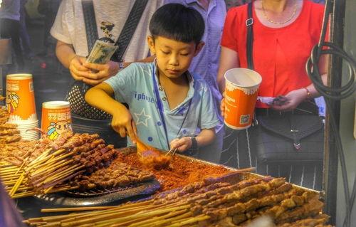 广州摆地摊网红炸串,地摊美食的魅力与人气